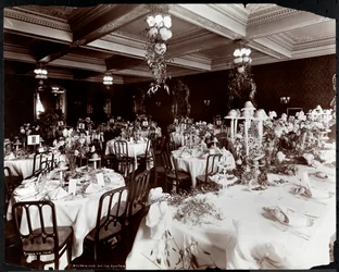 Mesas preparadas para el banquete del Electric Club en el Hotel Delmonico, 1902