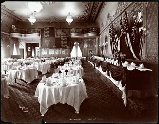 Mesas preparadas en el salón de banquetes del Hotel Delmonico, 1902