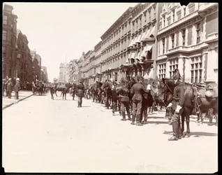 El personal del Gobernador esperando la llegada de Li Hung Chang en el Hotel Waldorf Astoria, 34th Street, Nueva York, 1896