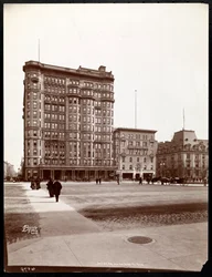 El Hotel Savoy en la calle 59 y la 5ª Avenida, vista desde la entrada al Central Park, Nueva York, 1898