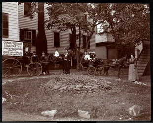 La familia Janer fuera del Hotel Janer