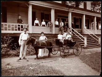 La familia Janer, personal e invitados en el Hotel Janer