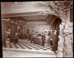 El vestíbulo y la recepción del Hotel Victoria, 1900 o 1901