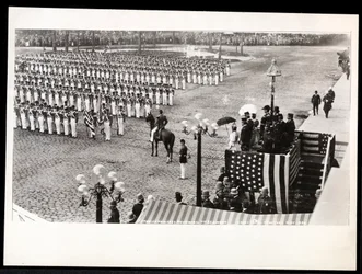 Vista de la princesa Eulalia de España revisando el desfile del 7º Regimiento en la Celebración de Colón en el Hotel Savoy, Nueva York, 1899