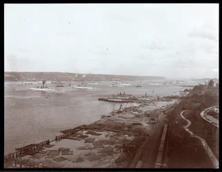 Vista de buques de guerra de EE.UU. en el río Hudson durante la visita del Príncipe Luis de Battenberg, 1905