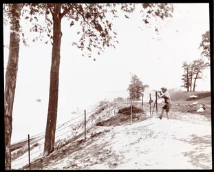 Vista de un niño con un catalejo mirando hacia el río Hudson desde Riverside Park, Nueva York