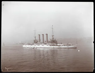 Vista de un barco militar, presumiblemente en el río Hudson cerca de West Point durante la visita del Príncipe Luis de Battenberg, 1905