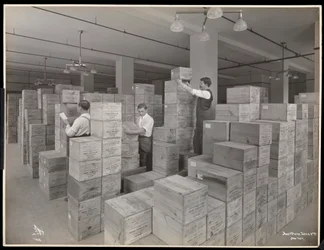 Vista de hombres en la sala de envíos en Parke, Davis y Co., químicos, Hudson y Vestry Streets, Nueva York, 1910