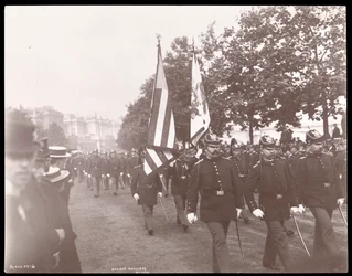 Vista de la Artillería Antigua de Boston marchando en un desfile en Londres, Inglaterra, 1897