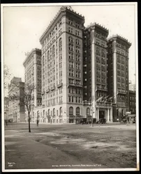 Vista del Hotel Majestic en la calle 72 desde el otro lado de Central Park West, Nueva York, 1920