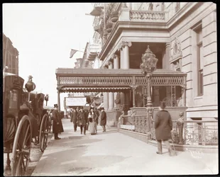 Vista del Hotel Manhattan en la calle 42 y la avenida Madison, Nueva York, 1900 o 1901 (impresión de gelatina de plata)