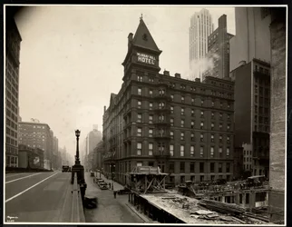 Vista del Hotel Murray Hill, Park Avenue y la calle 40, Nueva York, desde el viaducto de Park Avenue, 1931