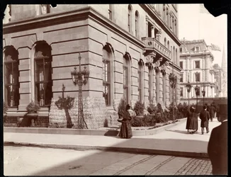 Vista del Hotel Waldorf Astoria y la residencia de J. J. Astor a lo largo de la 5ª Avenida en las calles 33 y 34, Nueva York, 1895