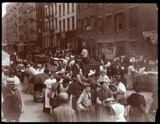 Vista de la multitud y vendedores ambulantes en Hester Street, Nueva York, 1899