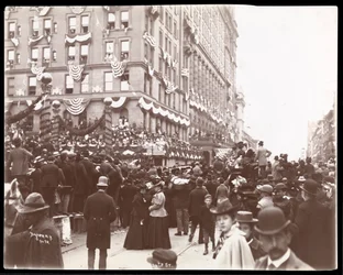 Vista de las multitudes cerca del Hotel Waldorf Astoria en la calle 34 durante el desfile de Dewey en la Quinta Avenida, Nueva York, 1899
