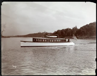 Vista del yate Delicia del New York Yacht, Launch und Engine Co. en el río Hudson cerca de Morris Heights, Nueva York, 1903