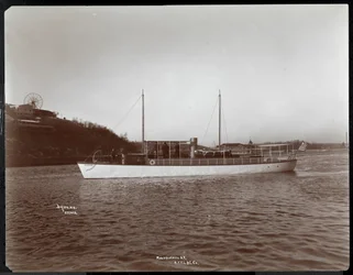 Vista del yate Mousquetaire de la New York Yacht, Launch und Engine Co. en el río Harlem, Nueva York, 1905
