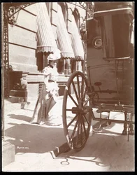 Mujer acercándose a un carruaje en el Hotel Waldorf Astoria, Nueva York, 1897 o 1898