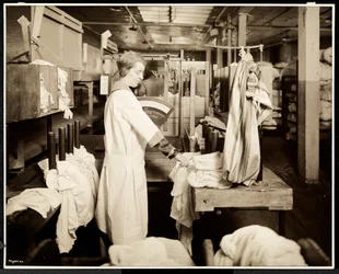 Mujeres etiquetando bolsas de lavandería en Carolyn Laundry en 111 ast 128th Street, East Harlem, Nueva York, 1928