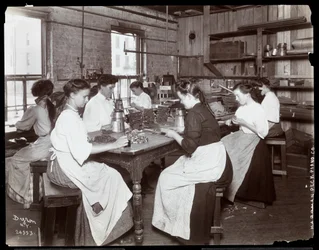 Mujeres trabajando en la fábrica de pianos Hardman, Peck y Co., Nueva York