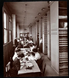 Mujeres trabajando en una sala de archivos, bajo supervisión masculina, en la Metropolitan Life Insurance Co. en la calle 23 y la avenida Madison, Nueva York, 1907