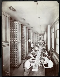 Mujeres trabajando en una sala de archivos, bajo supervisión masculina, en la Metropolitan Life Insurance Co. en la calle 23 y la avenida Madison, 1907