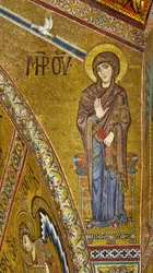 Ábside: Virgen Anunciada, mosaico bizantino con fondo dorado en el tímpano del ábside (mosaico)