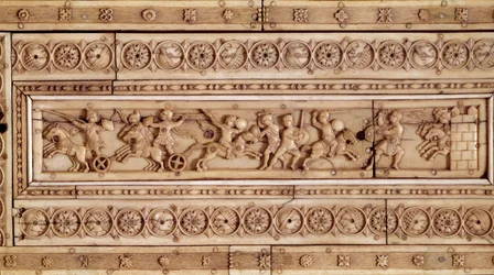 Arte del Imperio Bizantino: Escena de combate. Relieve de marfil. Parte superior de una caja (siglo X). Museo de Cluny, París