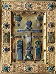 Arte bizantino: Evangeliario de oro y esmalte decorado con hojas de oro repujadas con filigrana crucifijo que representa a la Virgen y San Juan. Siglo XII-XIII. Venecia, tesoro de San Marcos