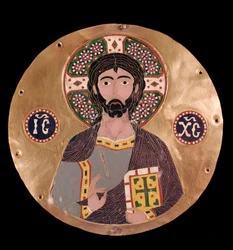 Arte bizantino: “cristo pantocrátor” (Cristo en gloria) La aureola de Jesucristo está marcada con una cruz y se puede leer el cristograma ICXC - Esmalte del siglo X Madrid, Museo Lázaro Galdiano