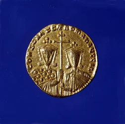 Moneda de oro con la efigie de los emperadores Constantino VII Porfirogéneta (913 - 959) y su hijo Romano II (959 - 963)