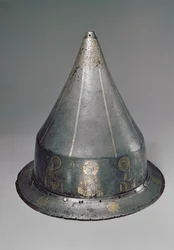 Casco con la Deesis (acero con incrustaciones de oro y plata)