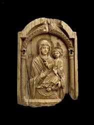 Icono de la Virgen Hodigitria señalando al Niño Jesús, sentado sobre su brazo izquierdo, sosteniendo un rollo en la mano izquierda y bendiciendo con la derecha