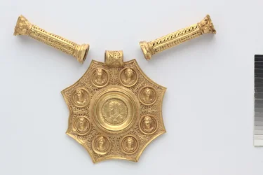 Colgante octagonal y dos espaciadores en forma de columnas corintias, 324-326 (oro)