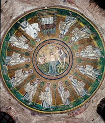 El bautismo de Cristo en el Jordán (personificado por el personaje de la izquierda) y los doce apóstoles. Mosaico de la cúpula del Baptisterio de los Arrianos (Battistero degli Ariani). Siglo V o VI. Rávena, Italia