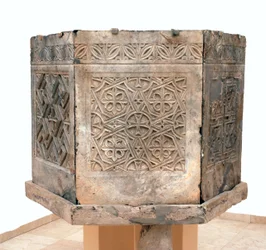 Ambón de la iglesia bizantina de San Teodoro, Beit Sila, Jerusalén, siglo VI d.C. (piedra bituminosa)