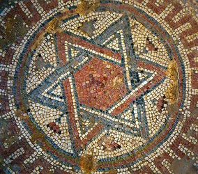 Detalle del piso de mosaico que representa la Estrella de David de una iglesia bizantina en Shiloh, Cisjordania, siglo IV d.C. (detalle)