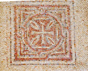 Detalle de una cruz del suelo de mosaico de la iglesia bizantina en Shoham, Israel, c. siglo V d.C. (mosaico)