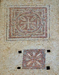 Detalle de cruces del piso de mosaico de la iglesia bizantina en Shoham, Israel, siglo V d.C. (detalle)