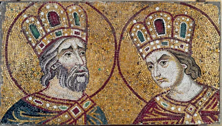 El emperador romano Constantino I, con Santa Elena, su madre (detalle de mosaico)