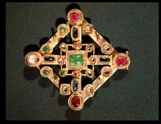Broche en forma de cruz griega (oro y piedras preciosas)