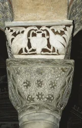 Capitel decorado del interior