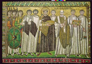 Emperador Justiniano I y su séquito de oficiales, guardias y clérigos, c.547 d.C. (mosaico)