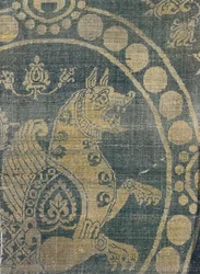 Tela que representa un simurgh en un entorno de cuentas, de Constantinopla (seda) (detalle)