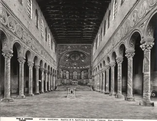 Vista interior de la nave y el ábside
