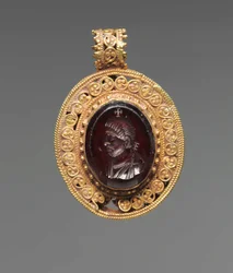 Colgante con retrato en intaglio, 500s