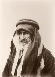Retrato de Sheikh Khalil Senaah (contra una pared) en Kerak, c.1895-99