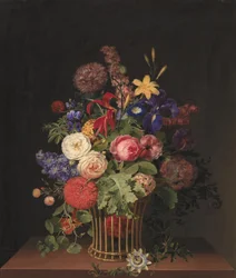 Una cesta ligera de mimbre con flores