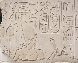 Egipto, Karnak, Capilla Roja de Hatshepsut, relieve de ofrenda de vino a Hatshepsut