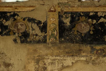 Fragmentos de fresco, Templo-Cryptoporticus de Salus Augusta, antigua ciudad romana de Urbs Salvia, Urbisaglia, Marche, Italia